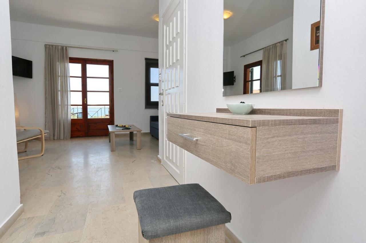 Merida Apartments Mola Kalyva Esterno foto